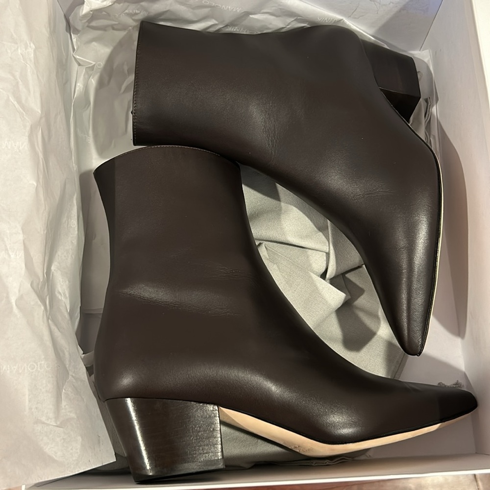 Manolo Blahnik
Agnetapla Leather Zip Ankle Boots - Picture 7 of 7